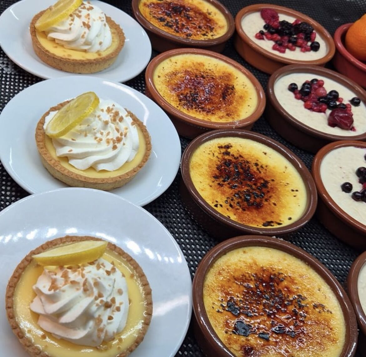 Tartelettes au citron et meringue, crèmes brûlées, riz au lait aux fruits rouges 