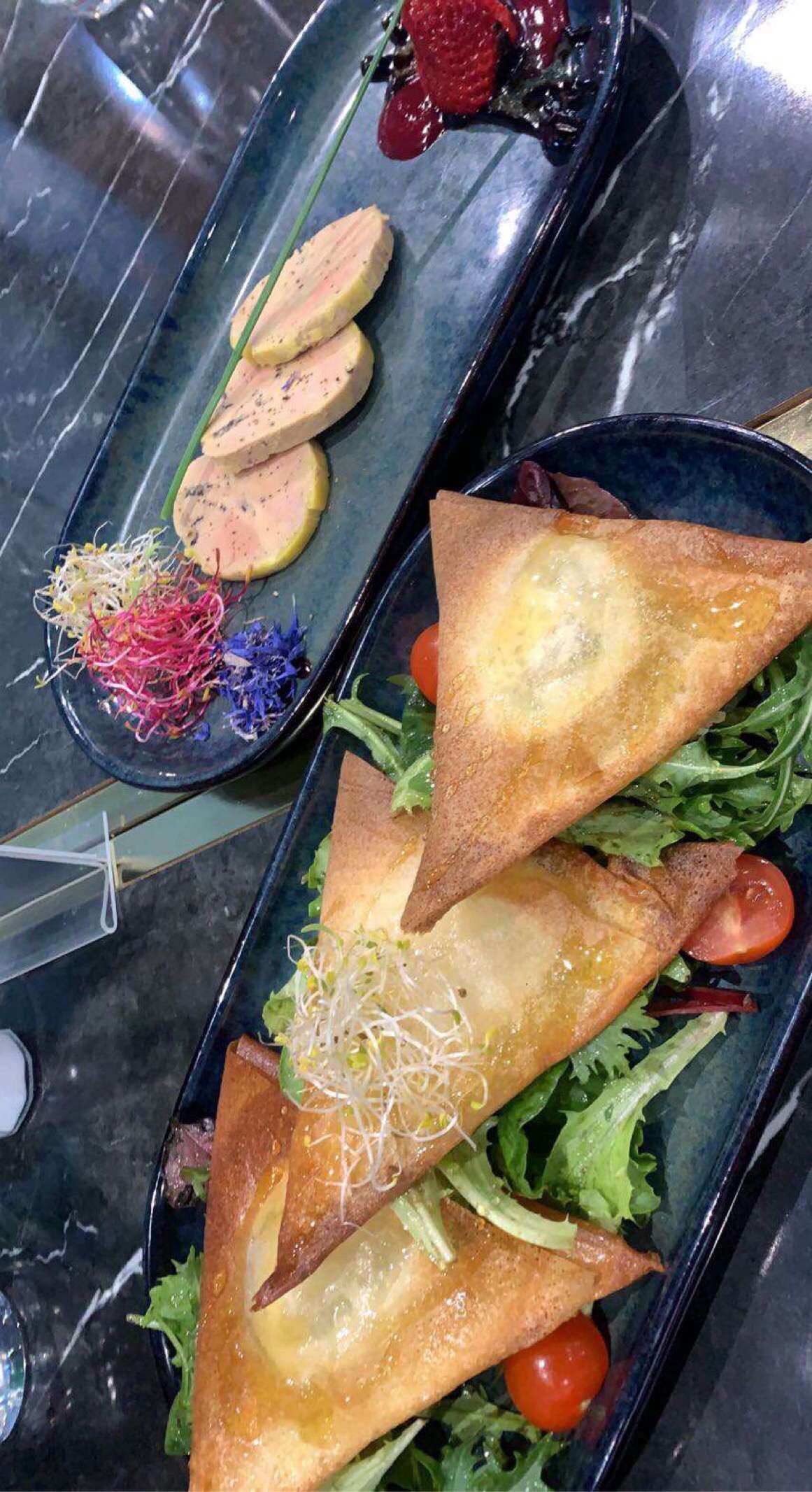 Foie gras à la truffe noire
Croustillant chèvre miel à la truffe
