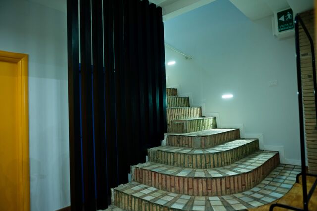 scala discesa piano inferiore, i colori diventano gioiosi...