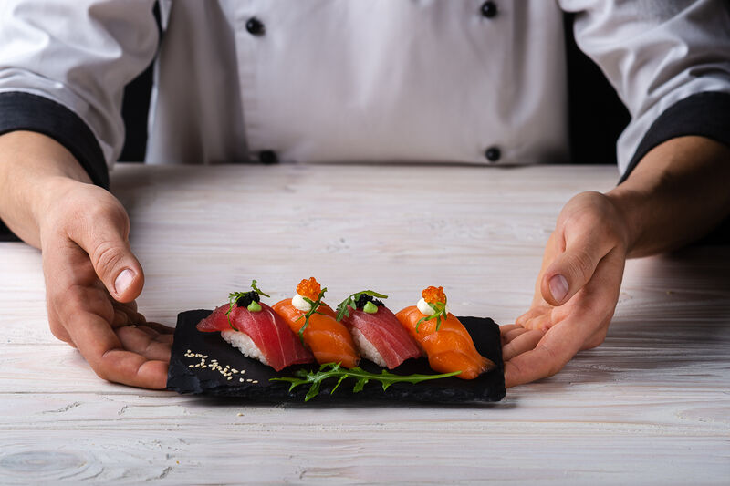 А какие суши..Мммм.... С лососем, с угрем, с тунцом. Выбирай,что больше тебе нравится.