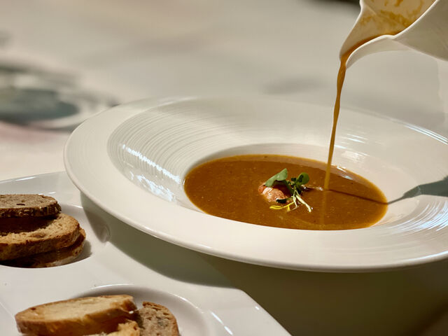 Bisque fresca de bogavante casera acompañada de rouille y tostada de pan