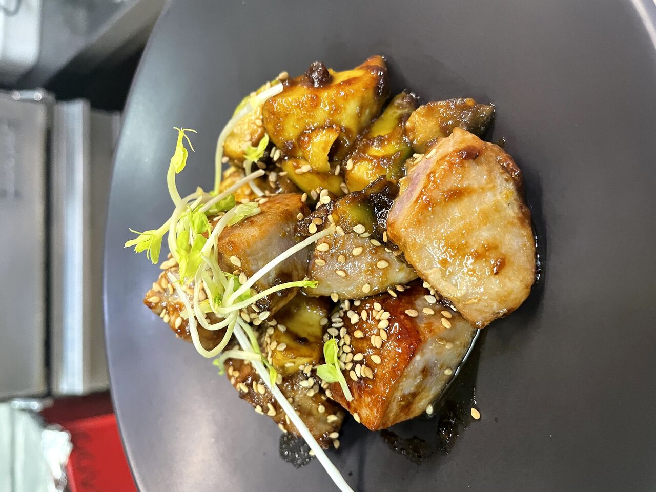 Dados de aun salteados con aguacate y soja