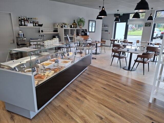 Côté Vente à emporter et partie de la salle de restaurant