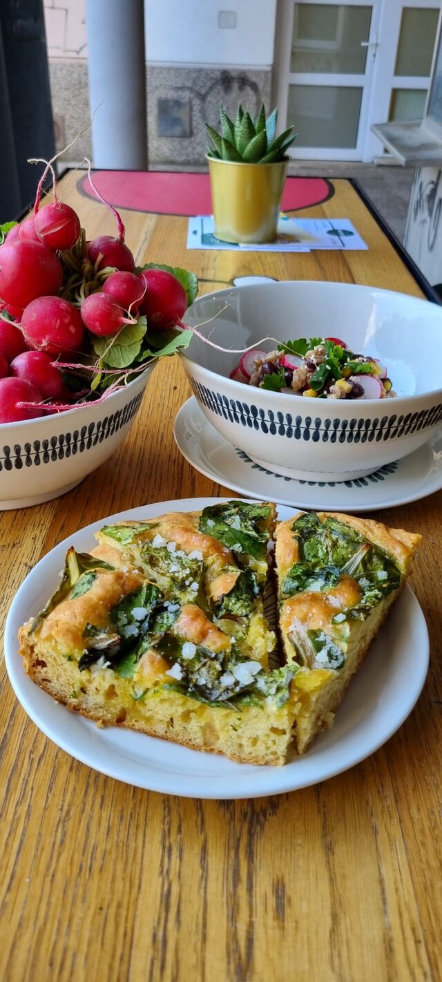 Pirova pogača s blitvom i jogurtom obogaćena dalmatinskim maslinovim uljem i ninskom morskom soli.