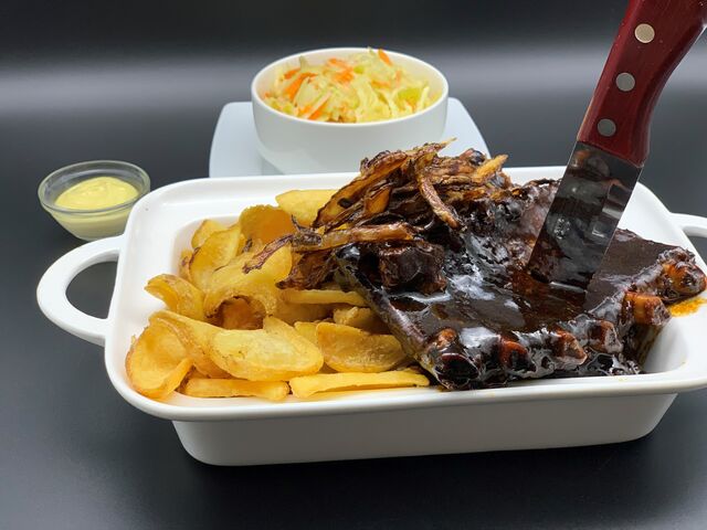 Schmackhafte Spare Ribs mit großer Portion Country Fries, hausgemachter Mayonnaise und frischem hausgemachten Cole Slaw