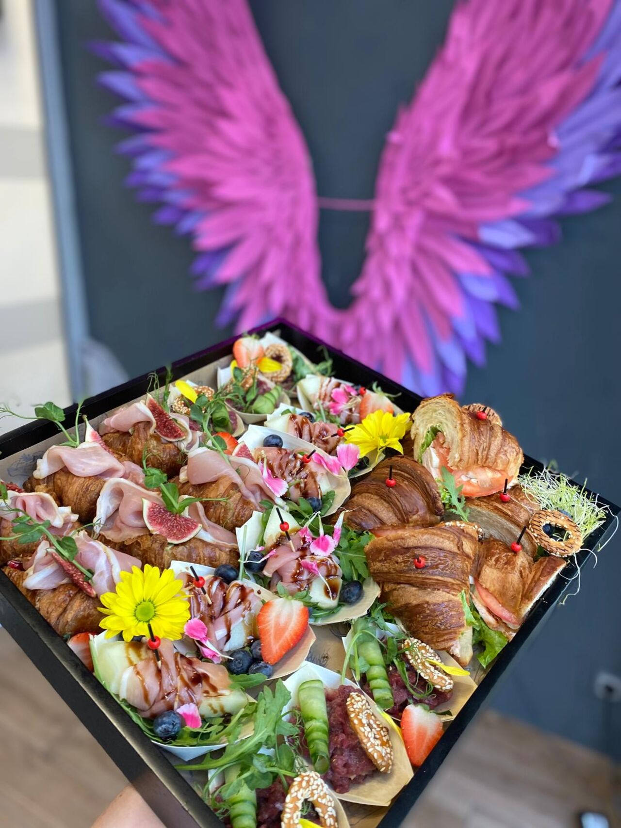 ŁuNa – więcej niż catering. Serwujemy doświadczenia kulinarne tworzone z pasji, precyzji i świeżych składników.