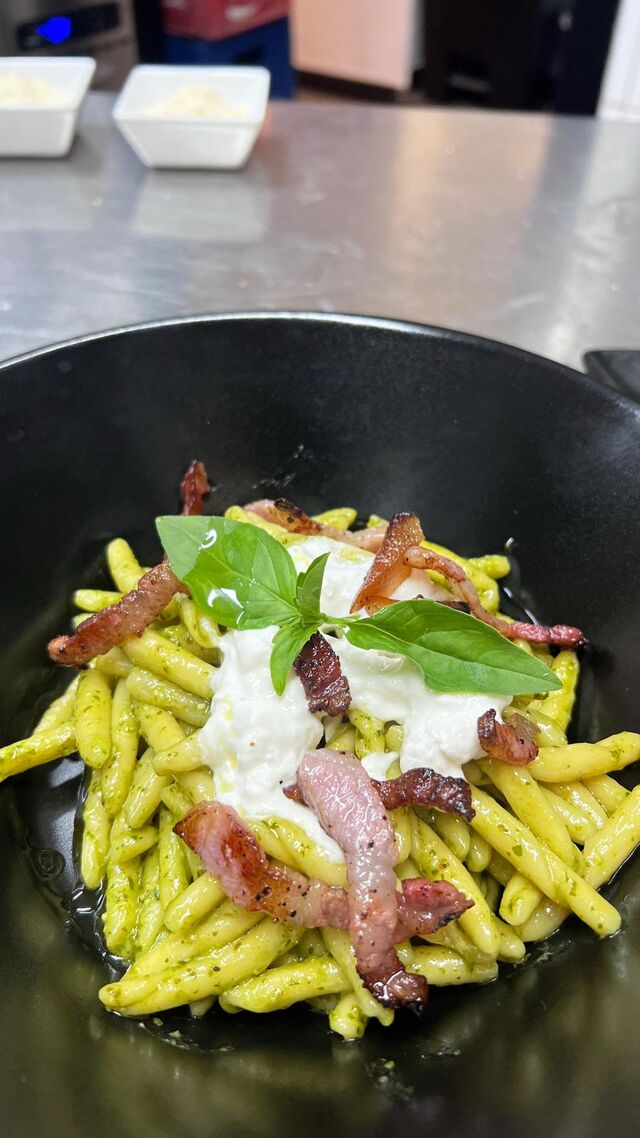 MACCARRONE PESTO ,GUANCIALE DI NORCIA Y BURRATA