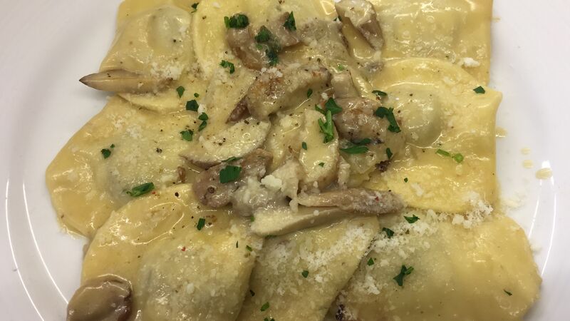 Selbst gemachte ravioli mit steinePilzen 