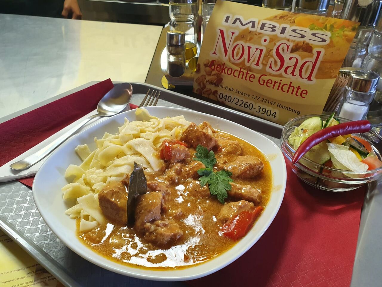 Gulasch (schweinefleisch)+ Beilagen 8,90