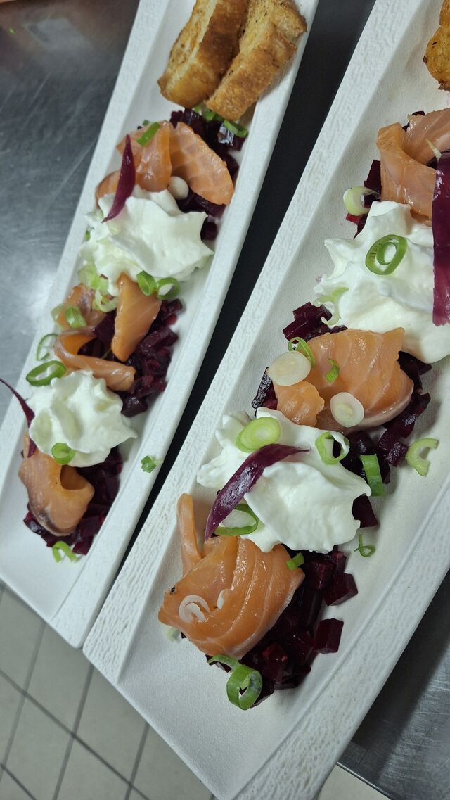 Saumon fumé maison, tartare de betterave mousse de chèvre