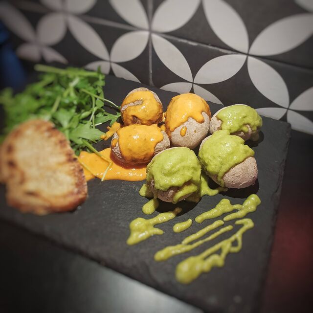 TAPAS : patate Canarie con mojo rosso e verde