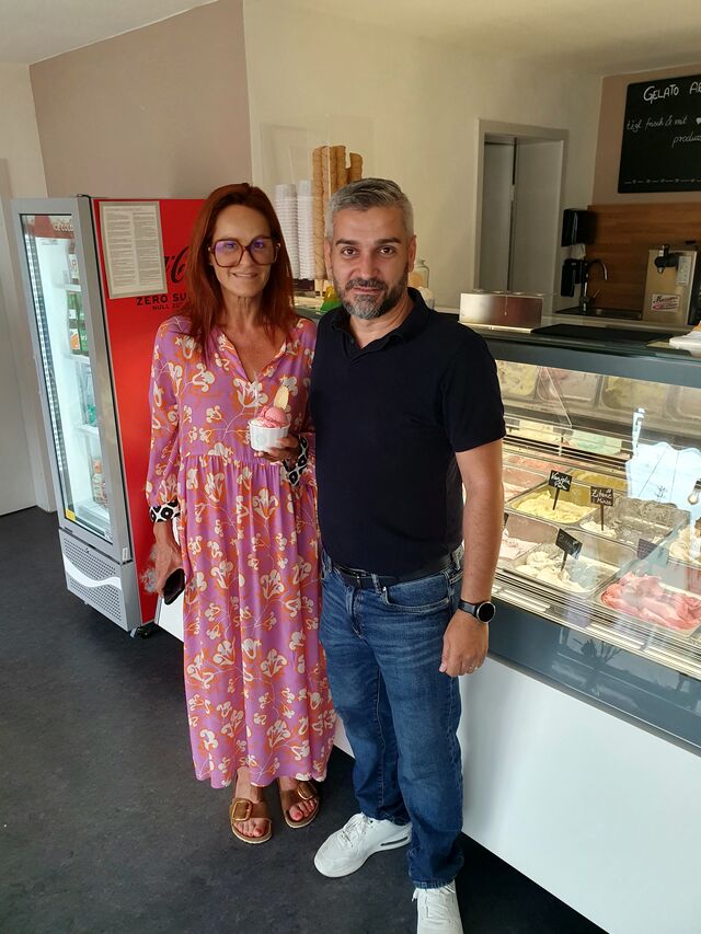 Andrea Berg 2024 | Besuch im Eiscafé am Rathaus