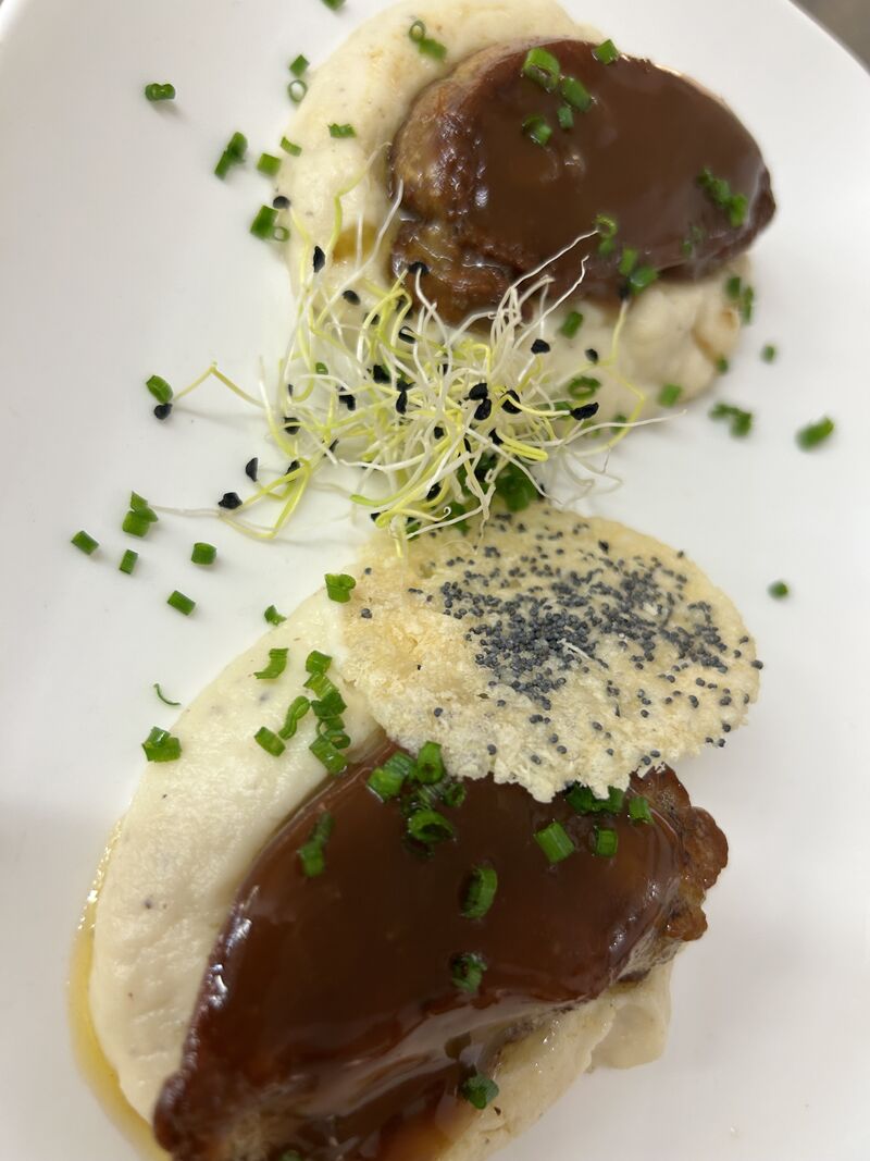 Escalope de foie gras poêlée purée de choux fleur tuile de parmesan