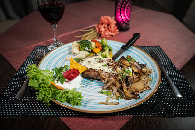 Rumpsteak mit Pilze und Zwiebel