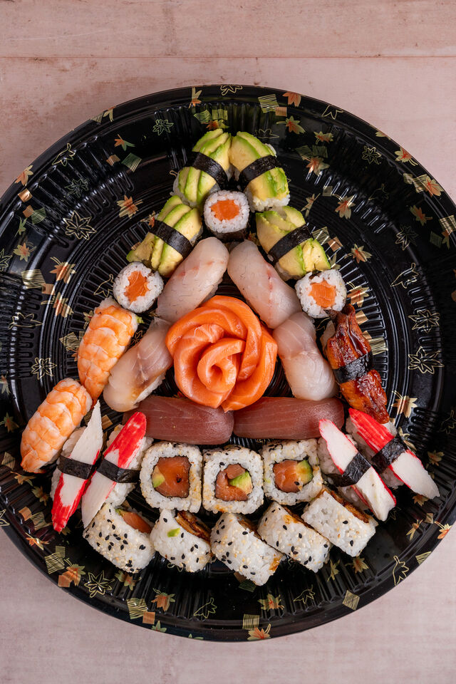 Mix di Uramaki, Hosomaki, Nigiri e Sashimi