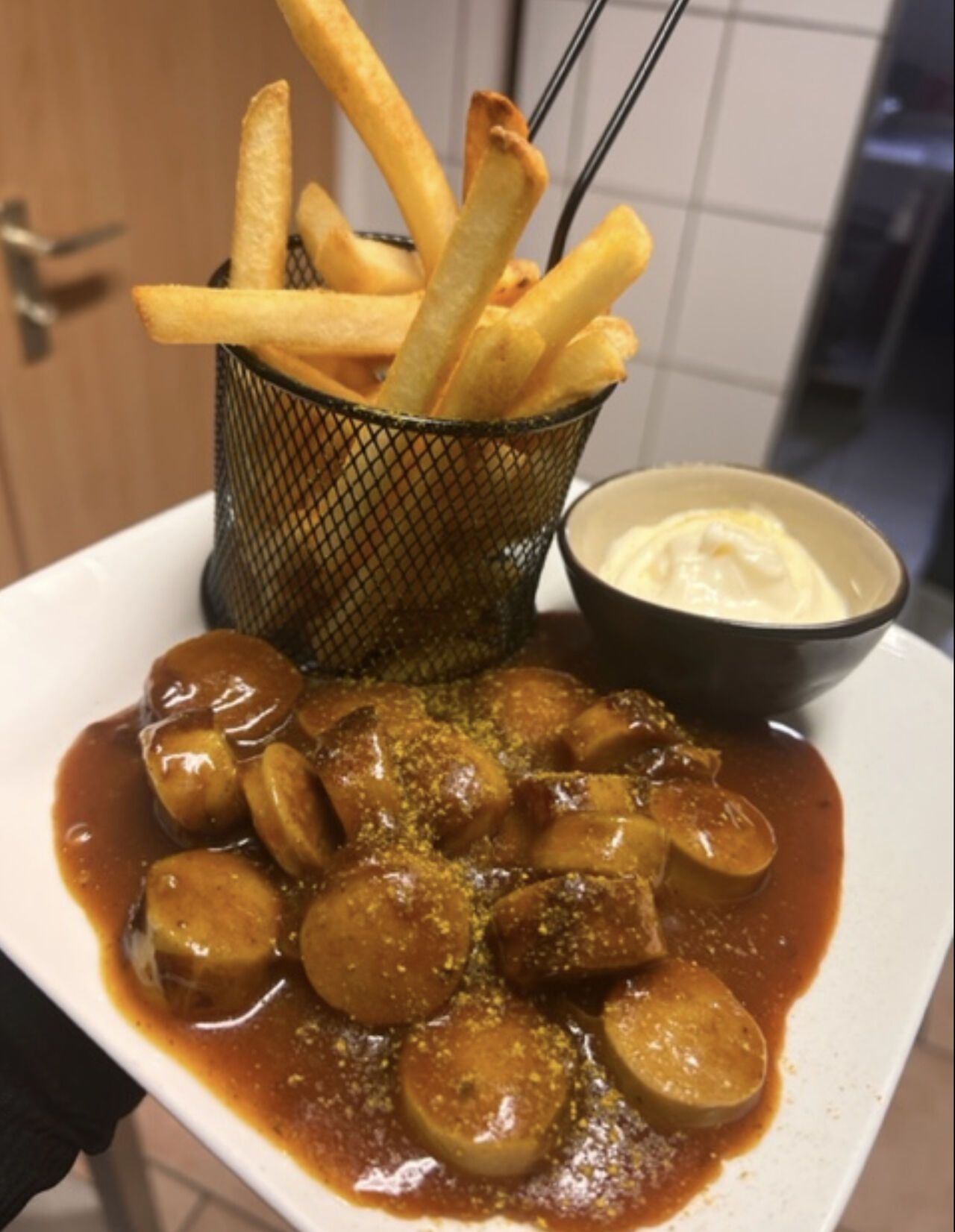 Currywurst mit Pommes und Mayonnaise 