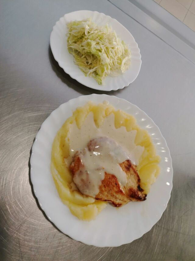 Pileći file na žaru u umaku, krumpir pire, salata