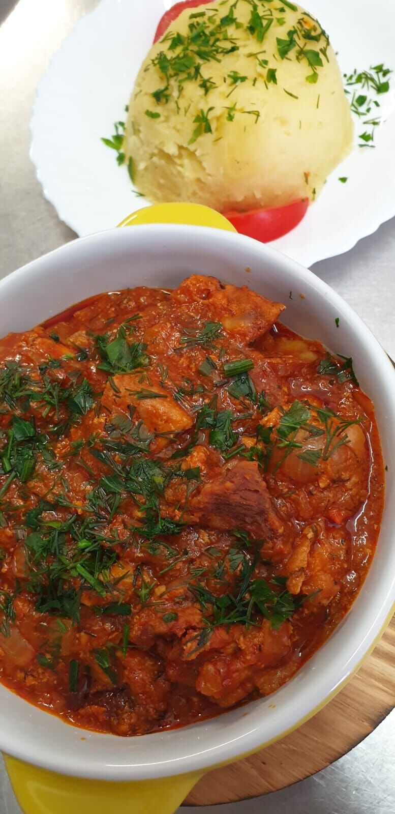 Tochiturā de porc cu cârnaţi afumaţi