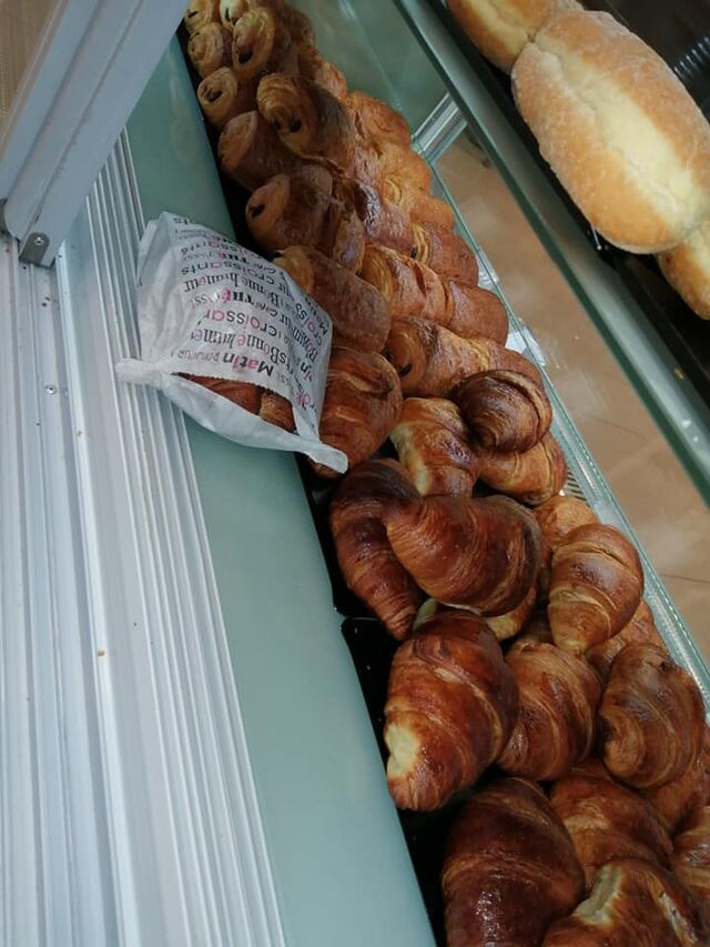 Croissant et pain au chocolat chaud