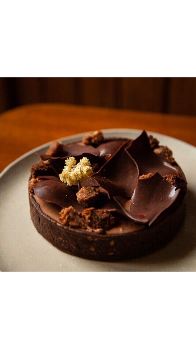 Tarte chocolat aux différentes textures.
Pâte sucrée moelleux caramel noisettes Pâte de gianduja noir crémeux Chocolat