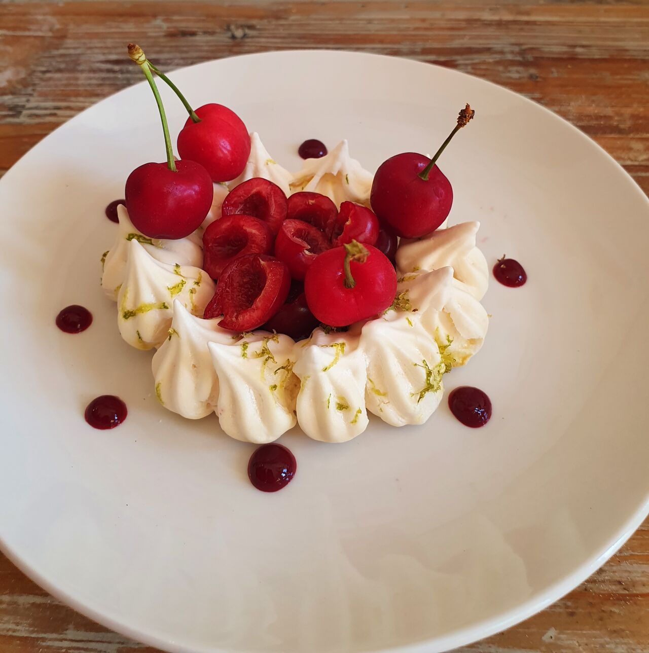 Pavlova fruits rouges & citron vert