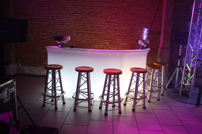 Bar SLIDE lumineux. Une multitude de mobilier lumineux à la location.