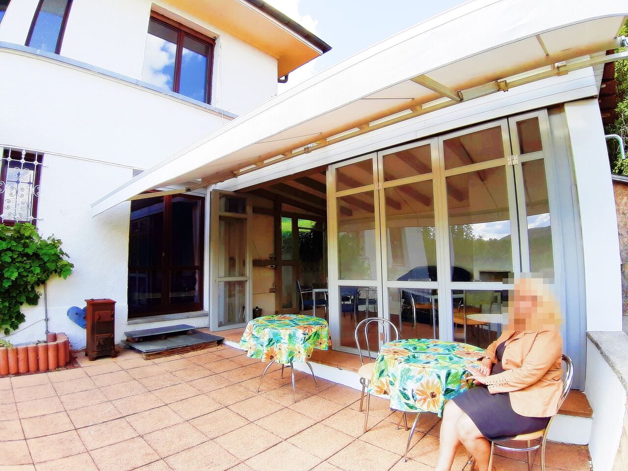 Terrasse beim Kamin Pavillon Ostansicht