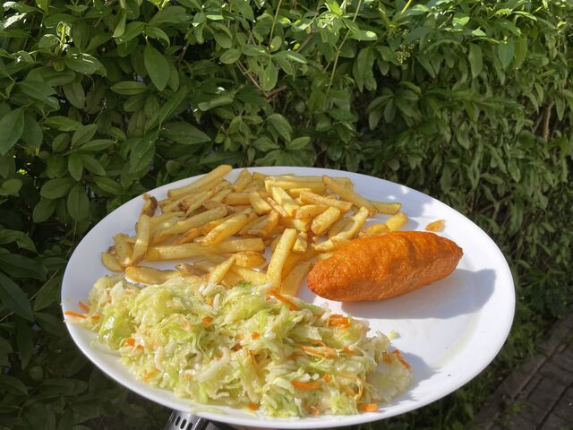 Kotlet de volallie z frytkami i surówką z białej kapusty