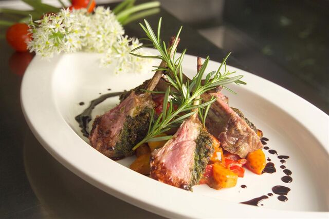 Karee vom Milch-Lamm/Rosmarinjus/Bärlauchkruste/Ratatouille
Kreation:Thomas Semmler(Restaurant Haus Kleineichen)