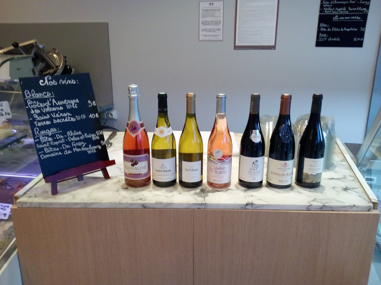 Nous proposons une gamme de vins de France et d'ailleurs.
Notre sommelière Claire saura vous conseiller