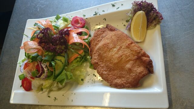 Cordon Bleu ( hausgemacht) nur mit Salat ( Wunsch vom Gast)