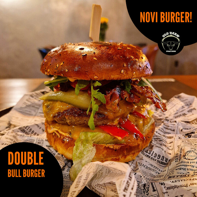 JUNEĆI BURGER (2x180g), PANCETA, CHEDDAR, PEČENA PAPRIKA, CHUTNEY OD LUKA, POVRĆE I BULL UMAK