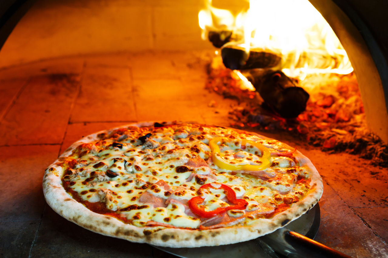 Pizza.. Taka jak powinna... z prawdziwego pieca opalanego drewnem!!