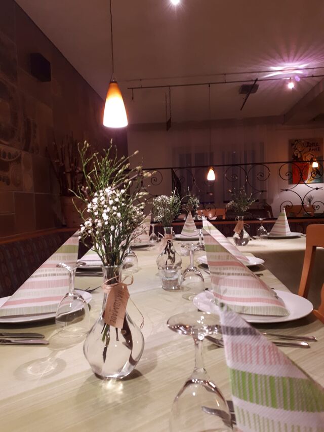 Ein Blick in unser Restaurant mit dem gedeckten Tisch ...