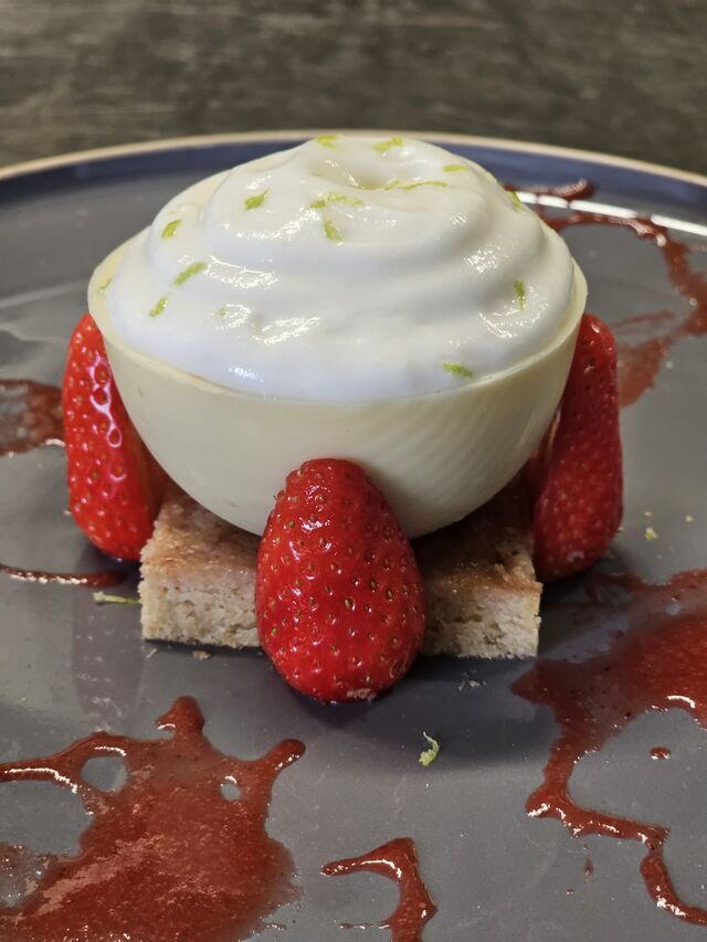 La fraise rhubarbe : biscuit, coque chocolat blanc et compotée de rhubarbe 