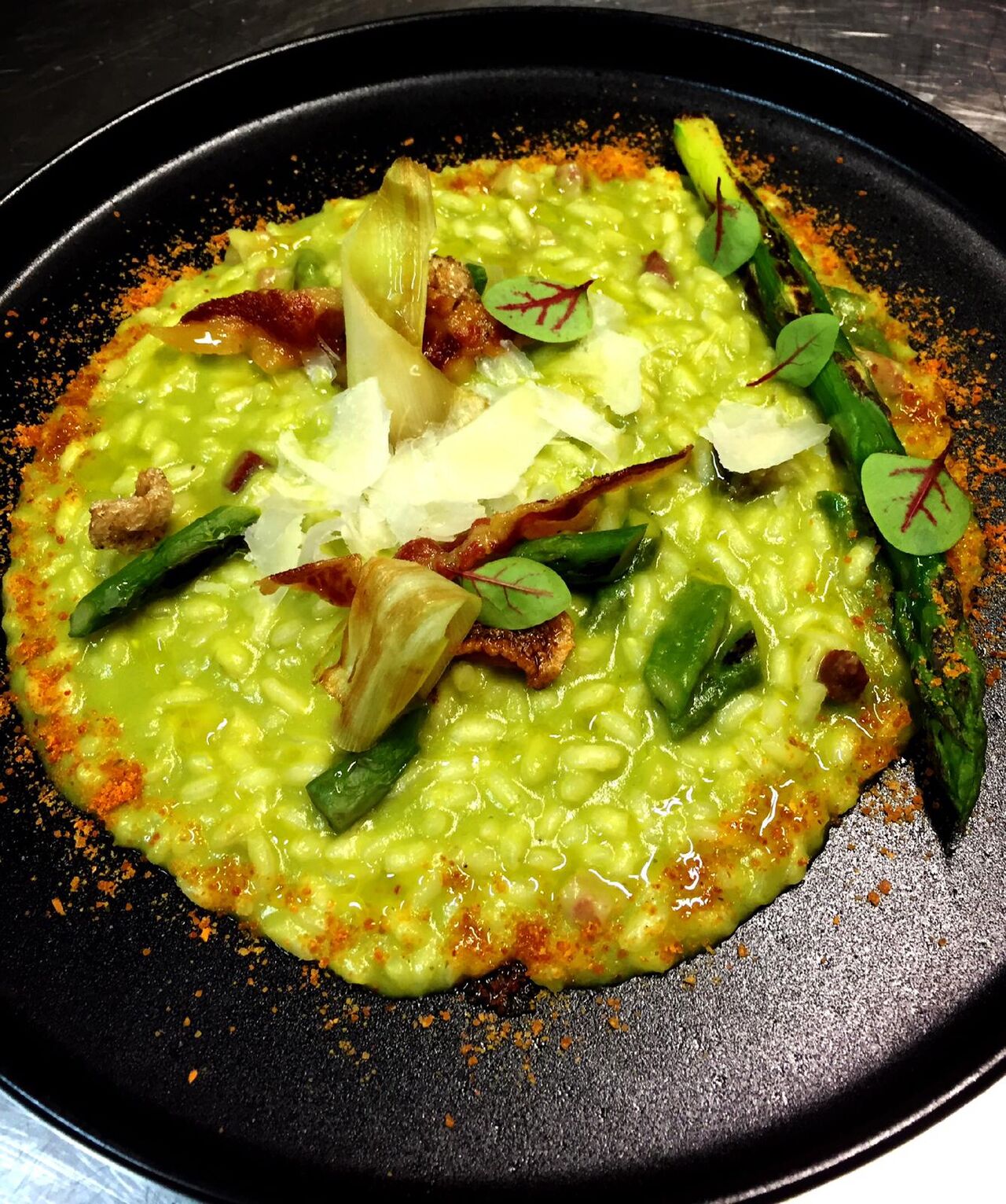Risotto Acquerello asparagi, porro e guanciale croccante