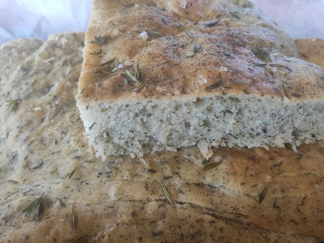 Part de foccacia aux herbes (thym, sarriette et romarin) 3 €