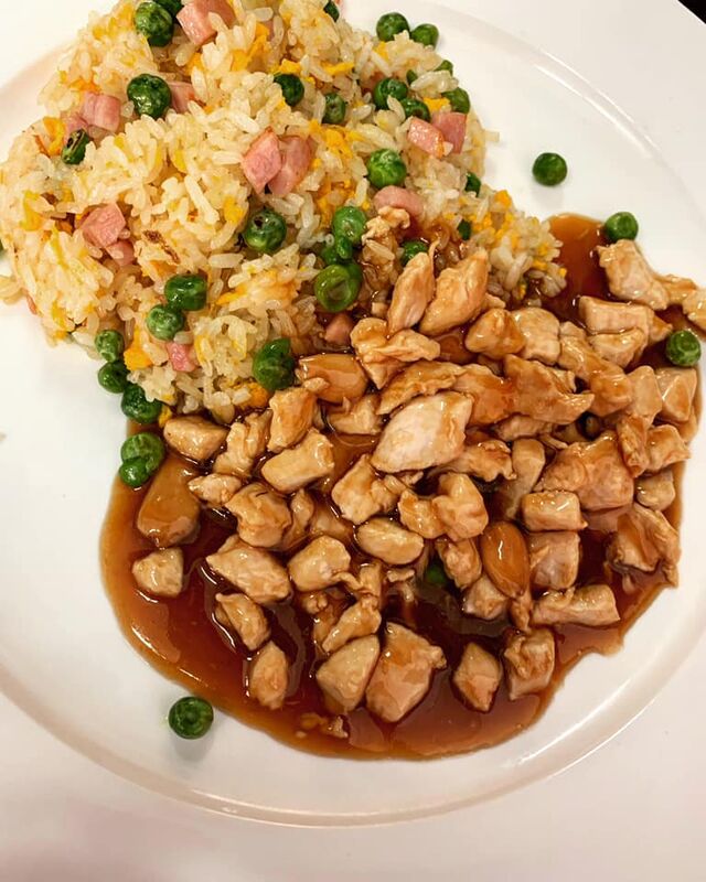 La combinazione perfetta della cucina cinese: il riso cantonese + il pollo alle mandorle!