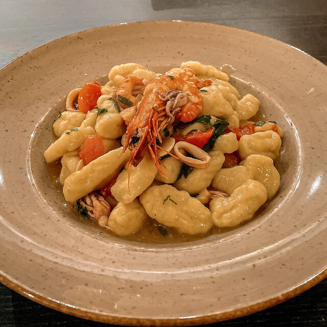 Gnocchi mit Calamaretti und Garnelen 