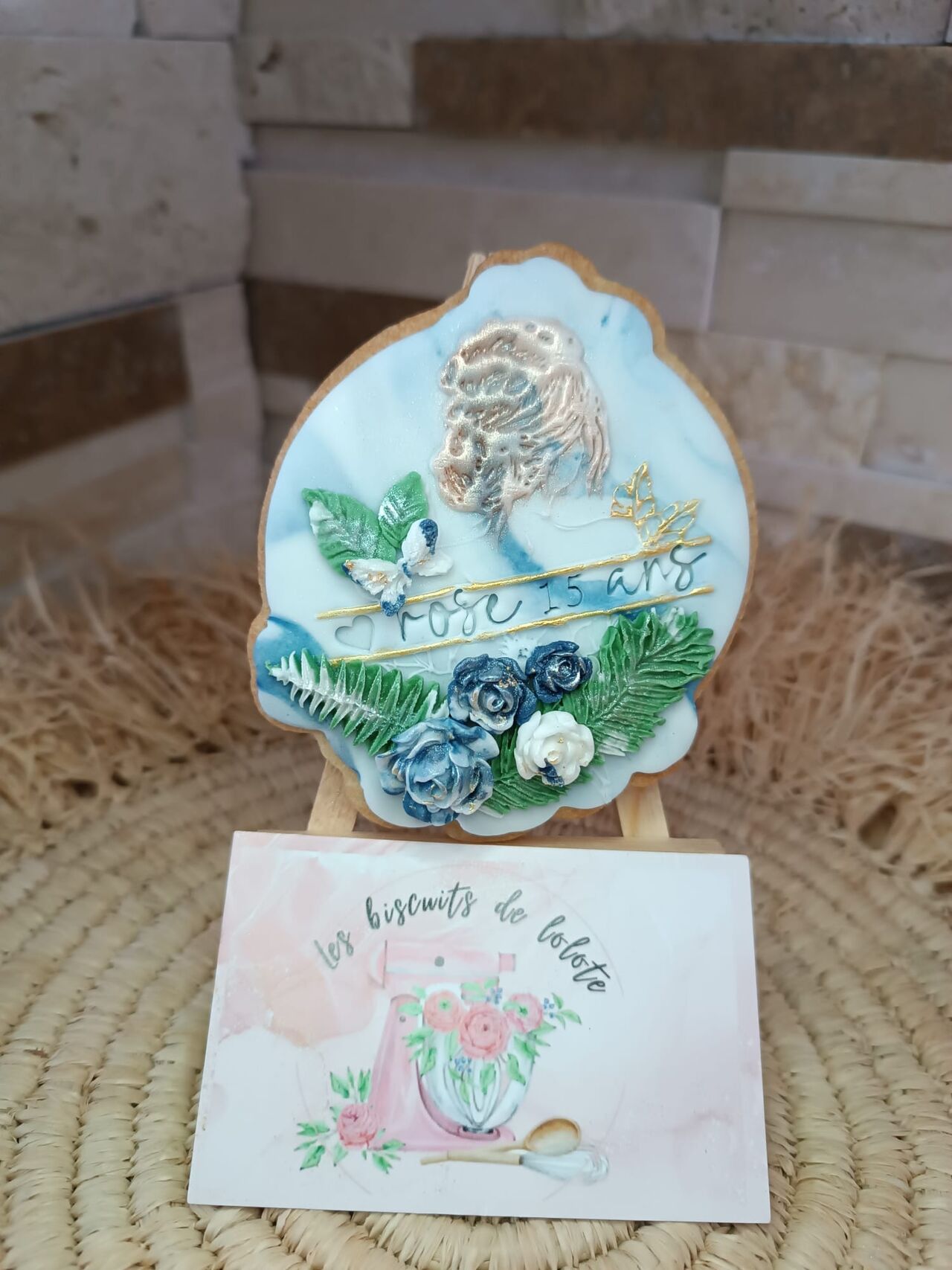 Femme fleurie de dos 