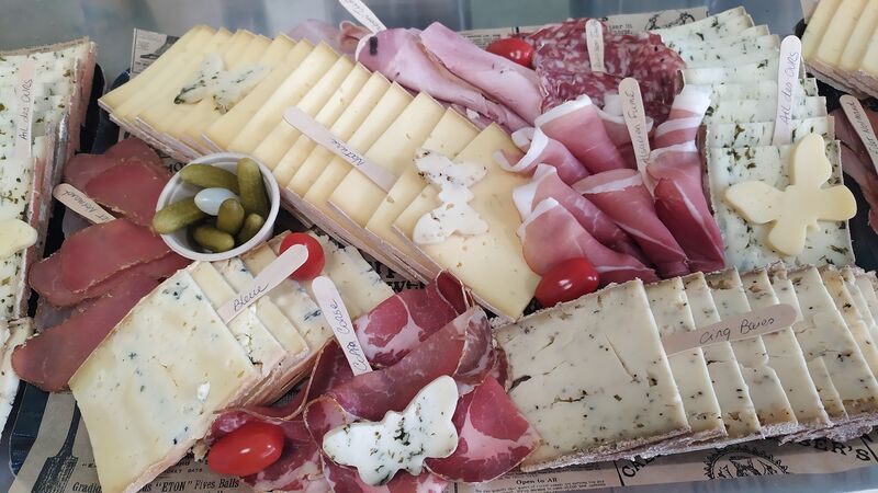 Raclette au lait Cru, provenance des fermes de Savoie + Charcuterie de qualité