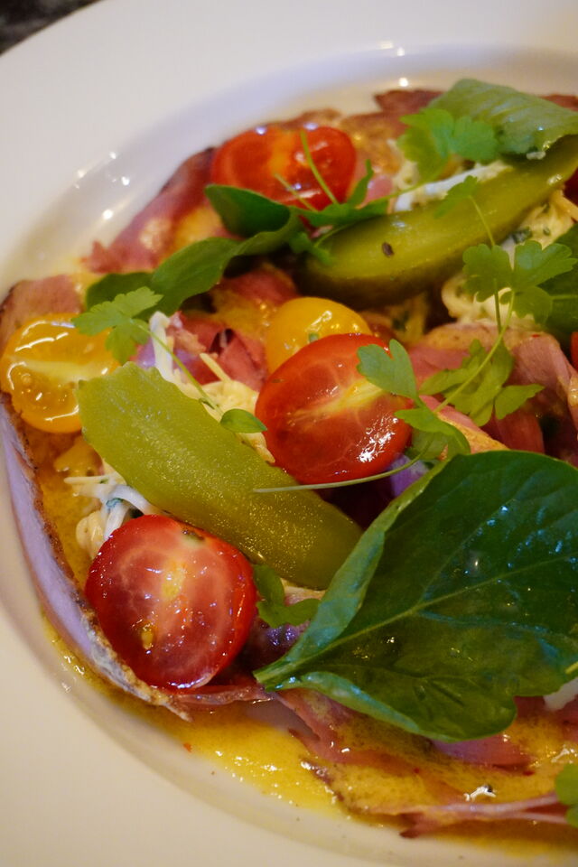 Carpaccio de Vaca, Remoulade de Bolbo de Aipo, Parmesão, Molho de Mostarda