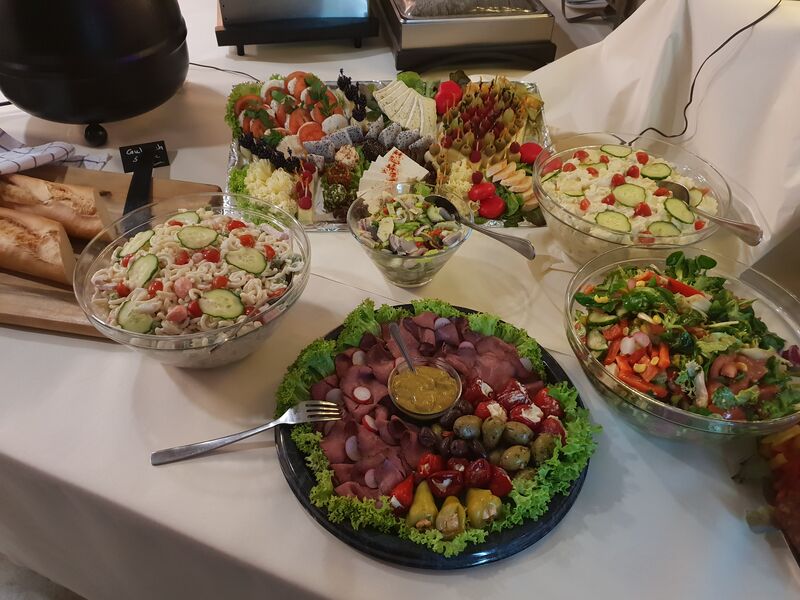 verschiedene Salate (vegetarisch & selbstgemacht)
Roastbeef Platte mit Senf Dip