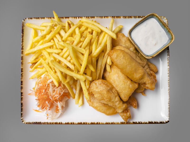 31 Kuřecí kousky s hranolky a tatarkou