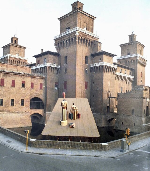 Castello Estense con installazioni metafisiche