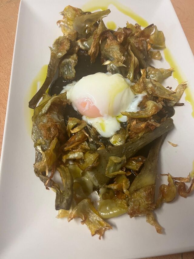 Alcachofas fritas con yema de huevo