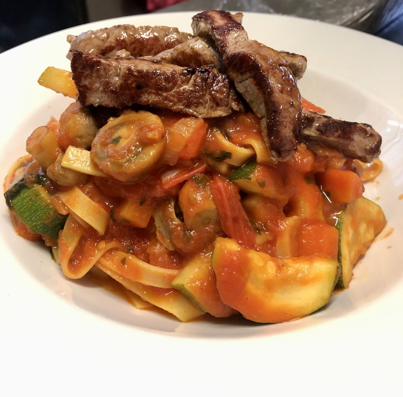 TAGLIATELLE FILETTO E VERDURE (aus der festen Speisekarte)