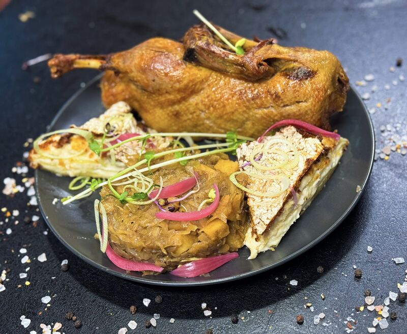 FÉLBE SZELT KACSA GRATIN BURGONYÁVAL ÉS BIRSALMÁS KÁPOSZTÁVAL