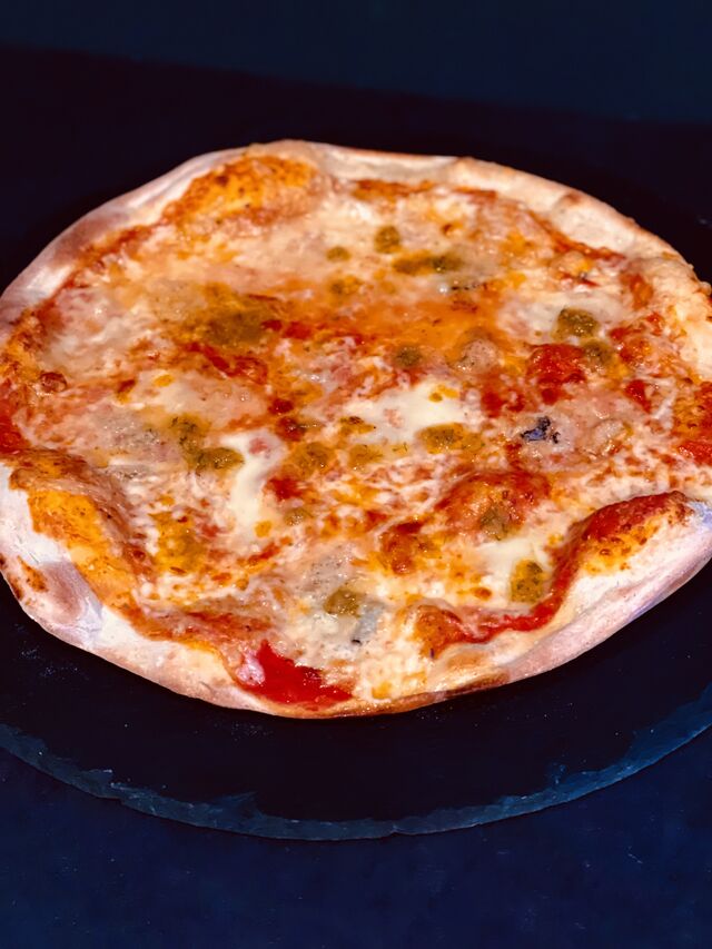 7. Quattro Formaggi
€9,60
Ø 32cm
(A D C)
Tomatensauce, Gorgonzola, Parmesan, Mozzarella und
Goudakäse