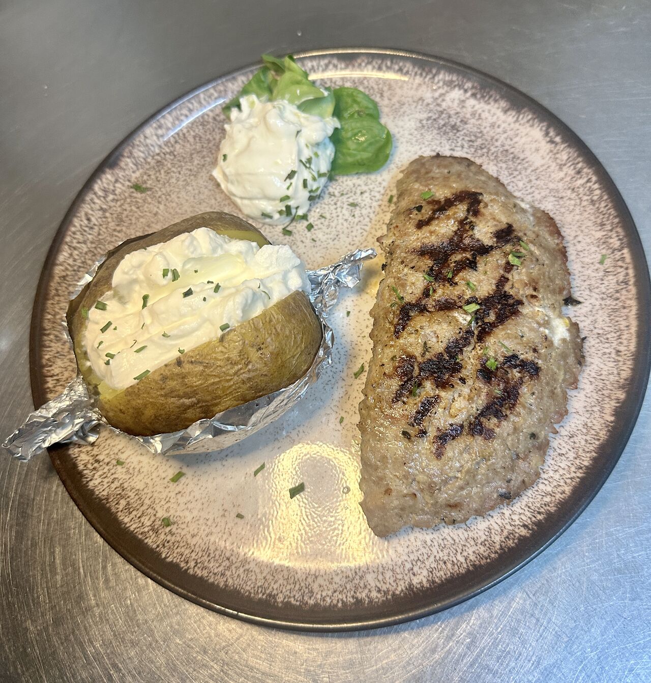 gegrilltes Bifteki mit Beilage nach Wahl